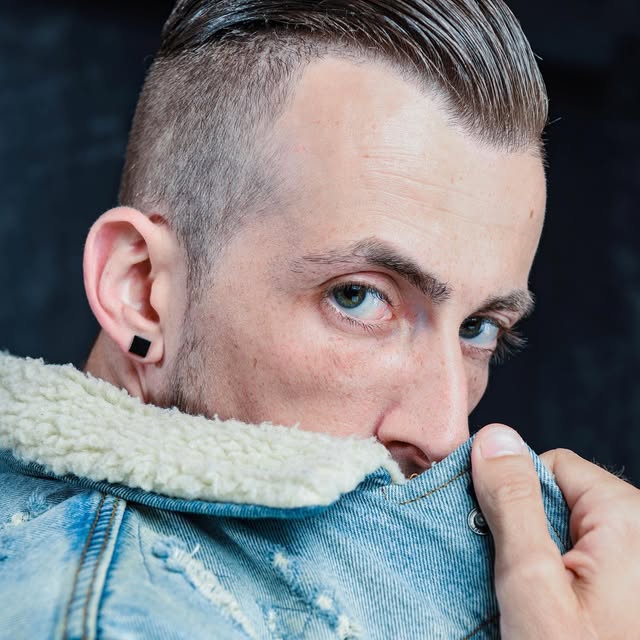 Detailportrait von VEYNE mit hochgezogenem Jeanskragen