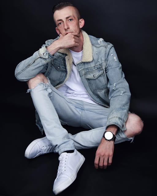 VEYNE im Jeans-Outfit vor dunklem Hintergrund, Fotografie von Honey Photography